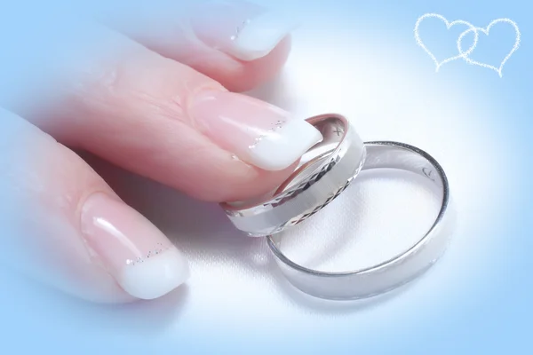 Wedding rings and beautiful woman fingers — Stock Photo, Image