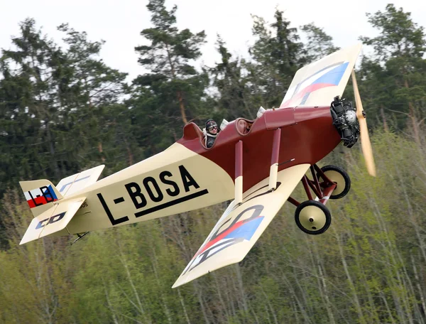 Avião histórico no aeródromo — Fotografia de Stock