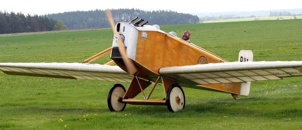 Historiska planet på flygfältet — Stockfoto