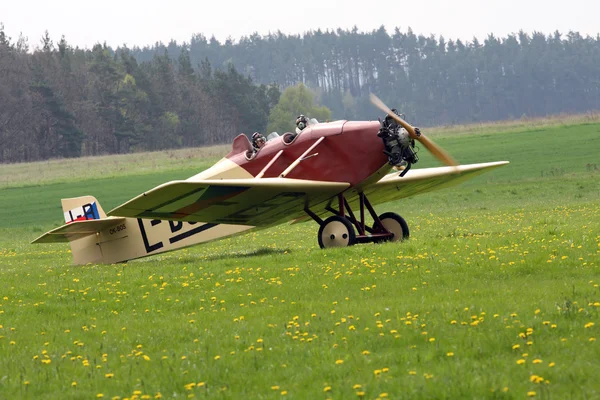Avião histórico no aeródromo — Fotografia de Stock