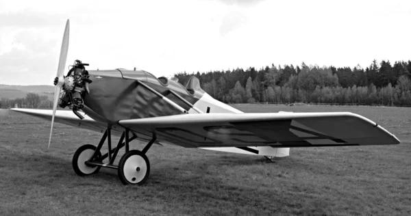 Aereo storico sul campo d'aviazione — Foto Stock