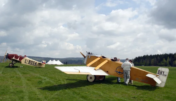 Avión histórico en el aeródromo — Foto de Stock