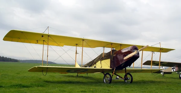 Avion historique sur l'aérodrome — Photo