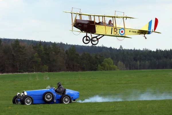 Race between Bugatti car a by plane Curtiss Jenny — Stock Photo, Image