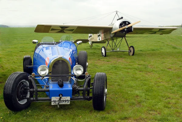 Historic racer and monoplane — Stock Photo, Image