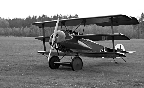 Исторический самолет на аэродроме — стоковое фото