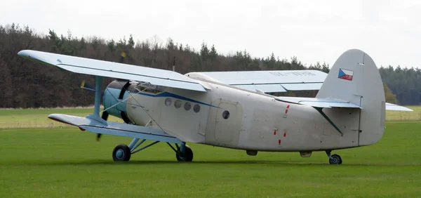 Avión en el campo —  Fotos de Stock