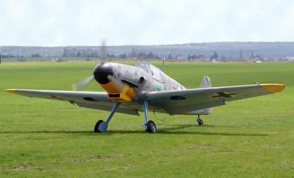 Flugzeug auf dem Feld — Stockfoto