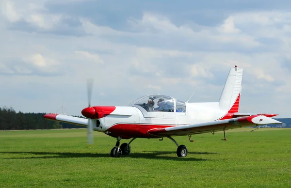 Flugzeug auf dem Feld — Stockfoto