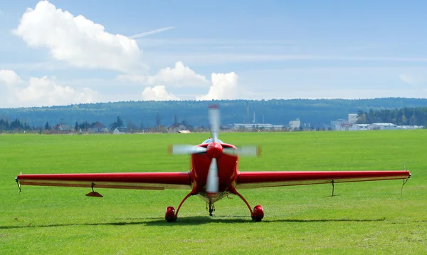 Avión en el campo — Foto de Stock