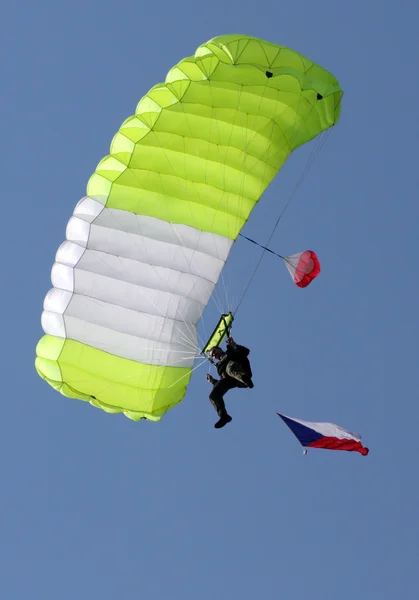 Parachutiste à l'aéroport Pilsen Line - République tchèque Europe — Photo