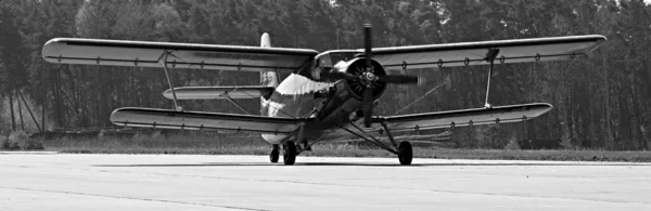 Ιστορικό αεροπλάνο paradropper antonov an-2 στο αεροδρόμιο γραμμή — Φωτογραφία Αρχείου