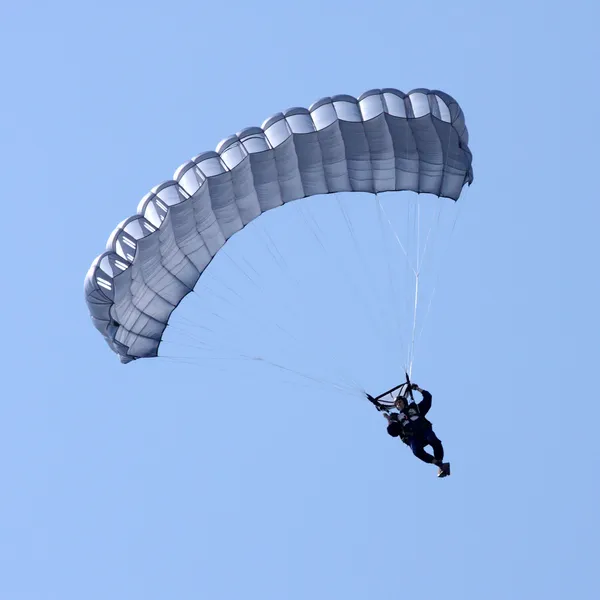 Paratrooper in luchthaven — Stockfoto