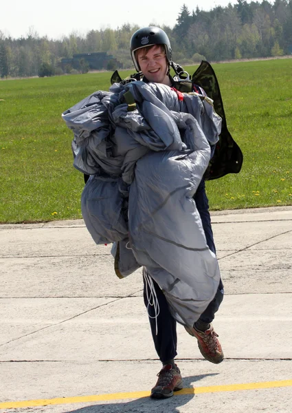 El hombre lleva paracaídas —  Fotos de Stock
