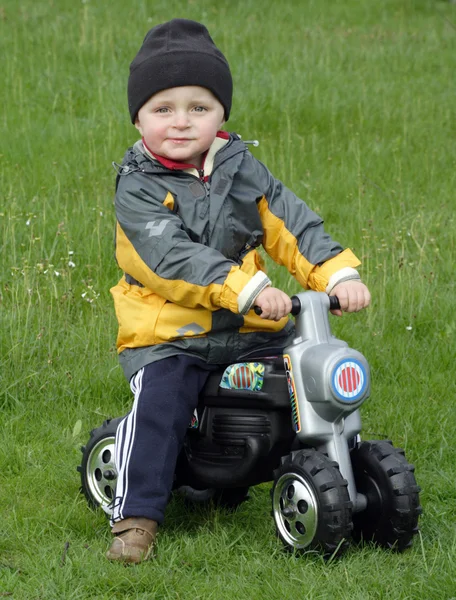 Jongen op motorfiets — Stockfoto