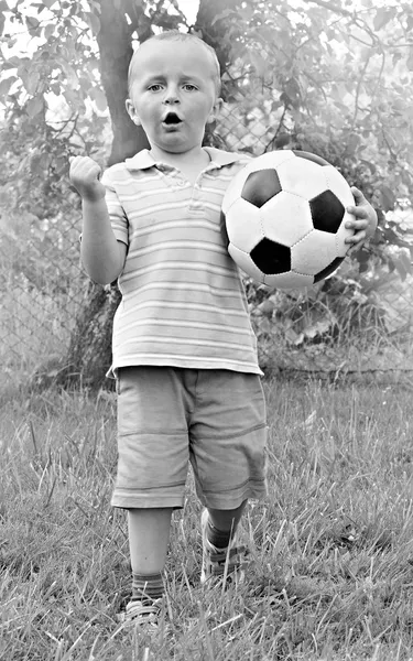 Chłopca gospodarstwa piłka nożna — Zdjęcie stockowe