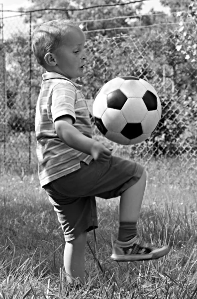 Ragazzo giocare a calcio — Foto Stock