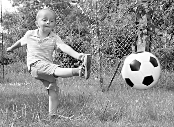 Chłopiec gra w piłkę nożną — Zdjęcie stockowe