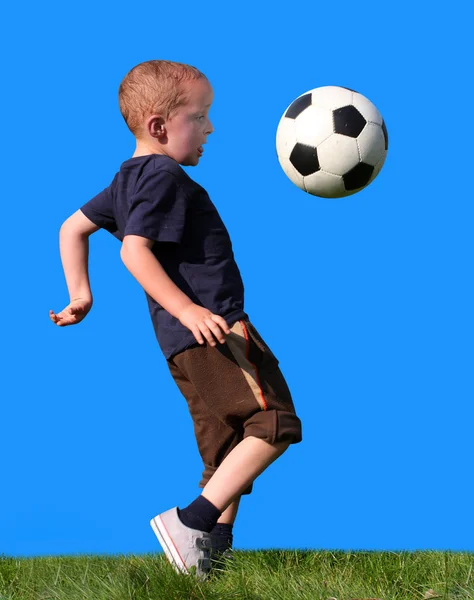 Ragazzo giocare a calcio — Foto Stock