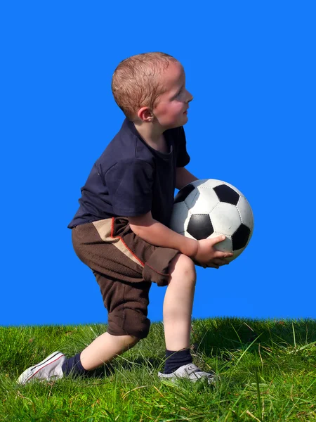 Chłopiec gra w piłkę nożną — Zdjęcie stockowe