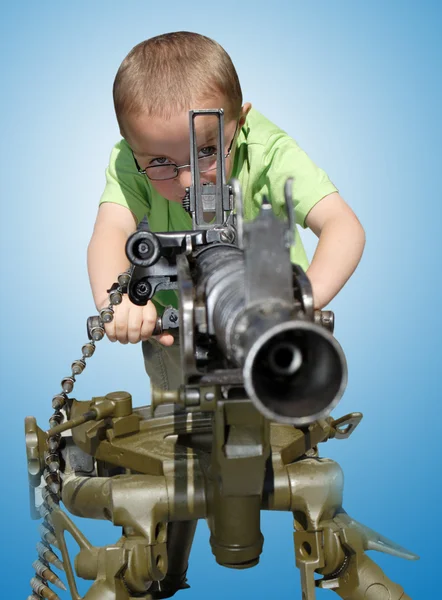 Niño con pistola —  Fotos de Stock