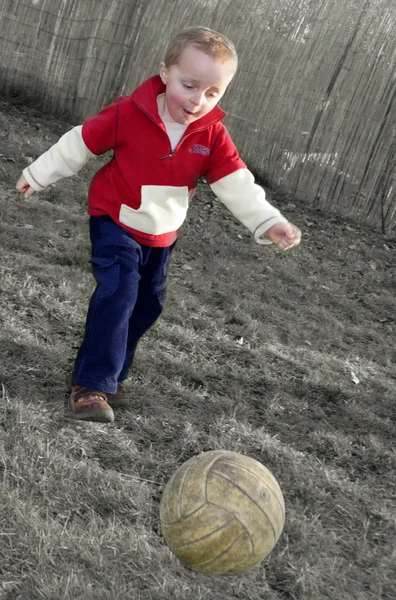 Mały chłopiec i piłka — Zdjęcie stockowe