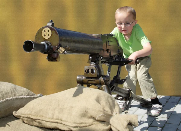 Pojke med pistol — Stockfoto