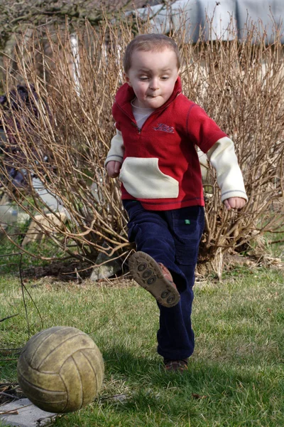 Liten pojke och bollen — Stockfoto