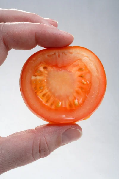 Hand hålla tomat — Stockfoto