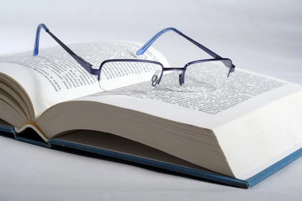 Glasses and book — Stock Photo, Image