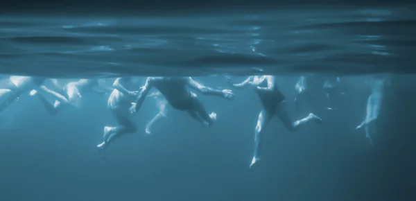 Menschen unter Wasser — Stockfoto