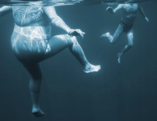 Люди под водой — стоковое фото