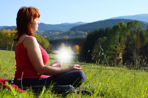 Woman meditates — Stock Photo, Image