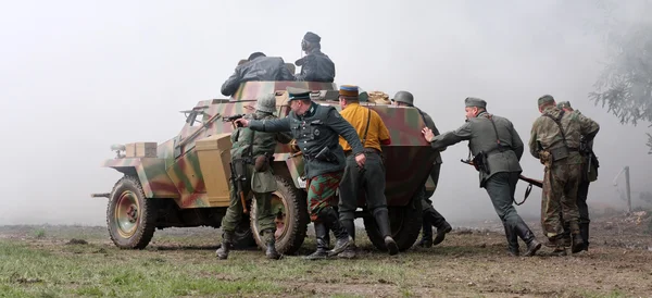 Sdkfz 222 and german soldiers — Stock Photo, Image