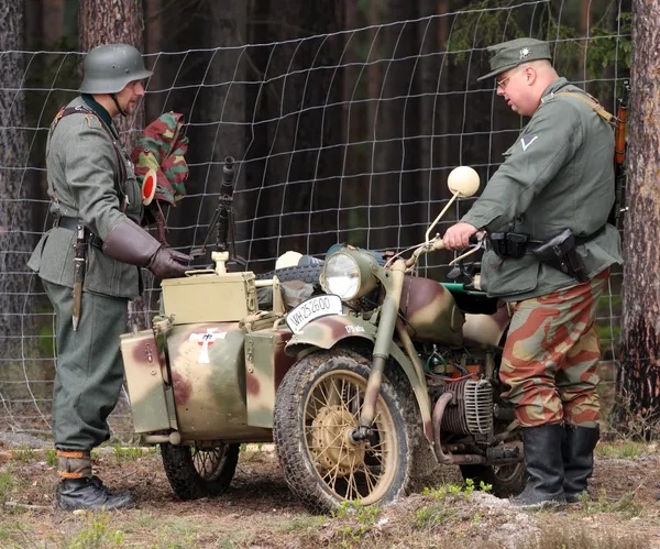 German soldiers and military motorcycle — Stock Photo, Image