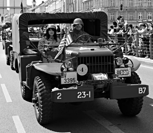 Veterano del ejército estadounidense en vehículos militares —  Fotos de Stock