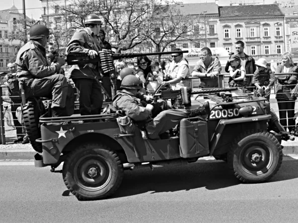 Veterano dell'esercito statunitense in veicoli militari — Foto Stock