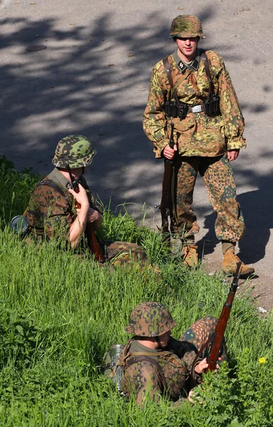 Soldaten mit Gewehren — Stockfoto