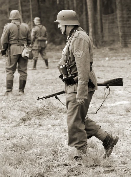 Soldato tedesco sul campo di battaglia Seconda guerra mondiale — Foto Stock