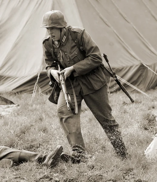 German soldier in battlefield WWII — Stock Photo, Image