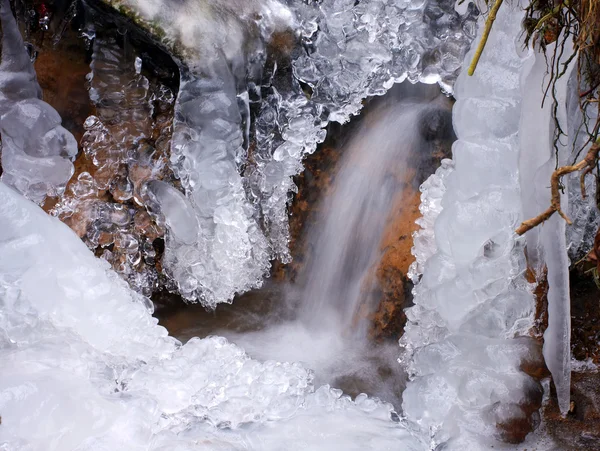 Agua y hielo en arroyo — Foto de Stock