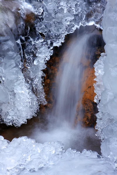 Wasser und Eis im Bach — Stockfoto