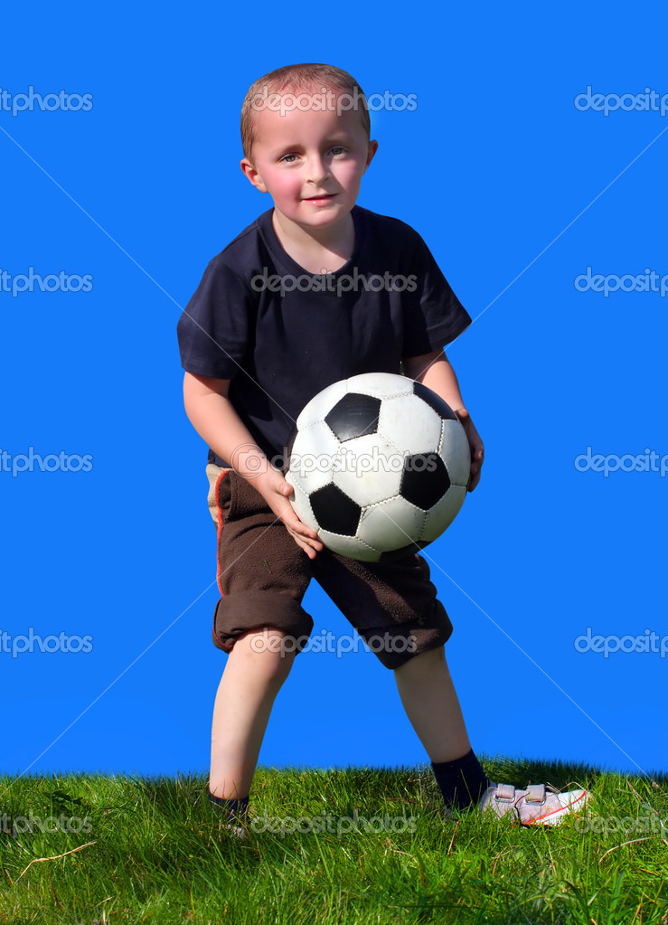 Αγόρι με μπάλα ποδοσφαίρου — Φωτογραφία Αρχείου © vladvitek #35435417