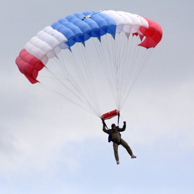 skydiver paraşüt üzerinde uçan