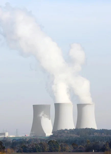 Paysage rural de Bohême du Sud avec centrale nucléaire — Photo