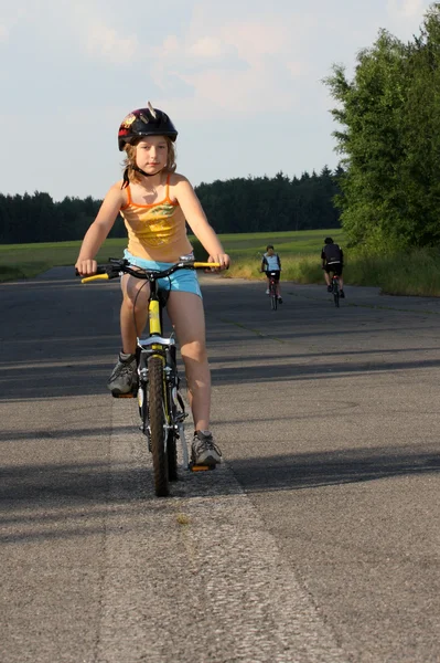 Ragazza bicicletta equitazione — Foto Stock