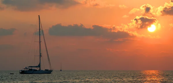 Jacht im Sonnenuntergang — Stockfoto