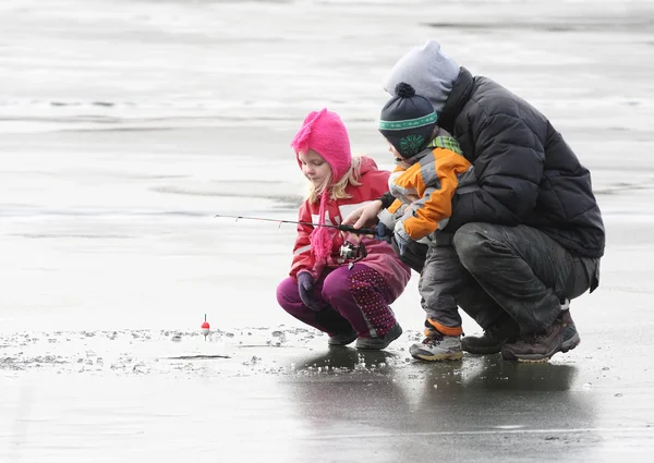 Father teaching children fishing — Stock Photo, Image