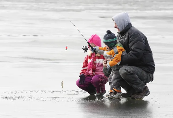 Padre enseñando a los niños pesca — Foto de Stock