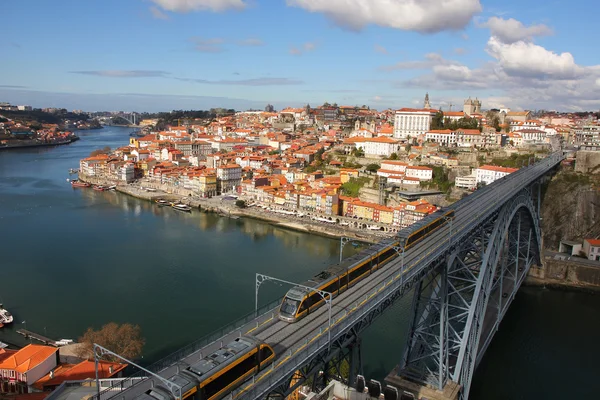 Tren sobre el puente Dom Luis I, Oporto, Portugal — Foto de Stock